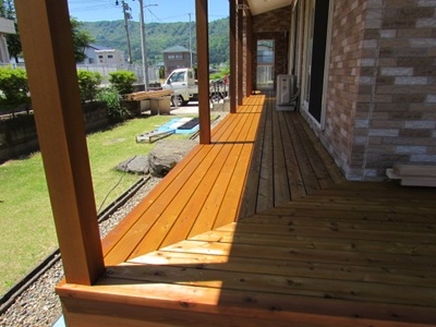 玄関入口から長く続くウッドデッキの木材交換