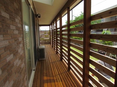 ウッドデッキの雪囲い対策準備中