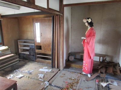 建物解体前のかたづけ中