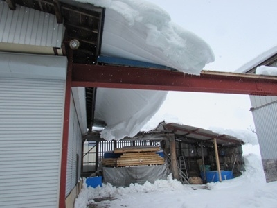屋根の上の雪の屋根