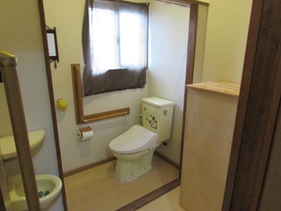 トイレを仕切ってる壁を取る