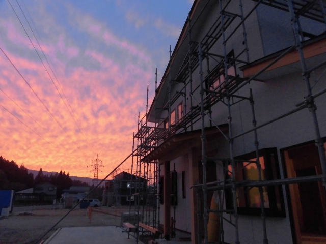 新築の建物と夕方のキレイな空