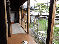 土台が入っていない、昔の建て方の住まいも更に強く